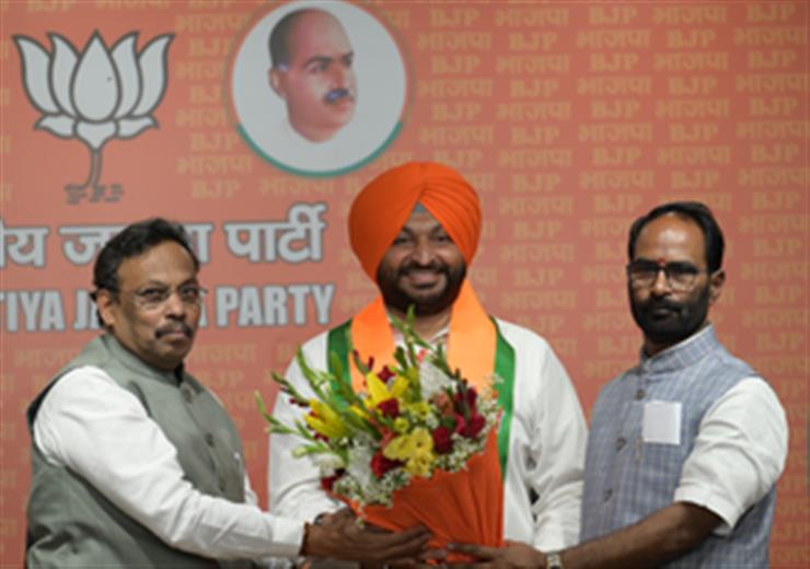 Punjab Congress MP Ravneet Singh Bittu joins BJP, went against family values