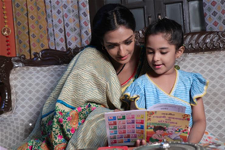 'Bhagya Lakshmi' actress Aishwarya Khare helps 'hard-working' on-screen daughter with studies