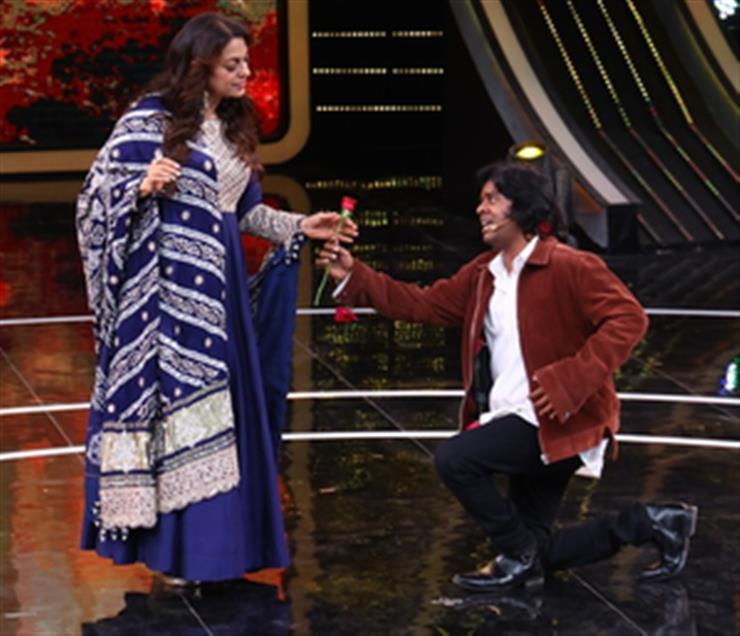 Juhi does an impromptu dance on 'Jaadu Teri Nazar' with Gaurav on ‘Madness Machayenge’