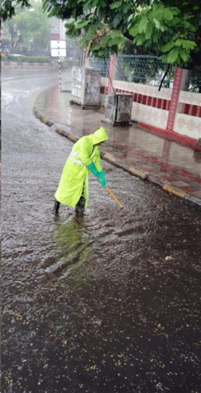 Heavy rains lash Hyderabad, bring respite from heat