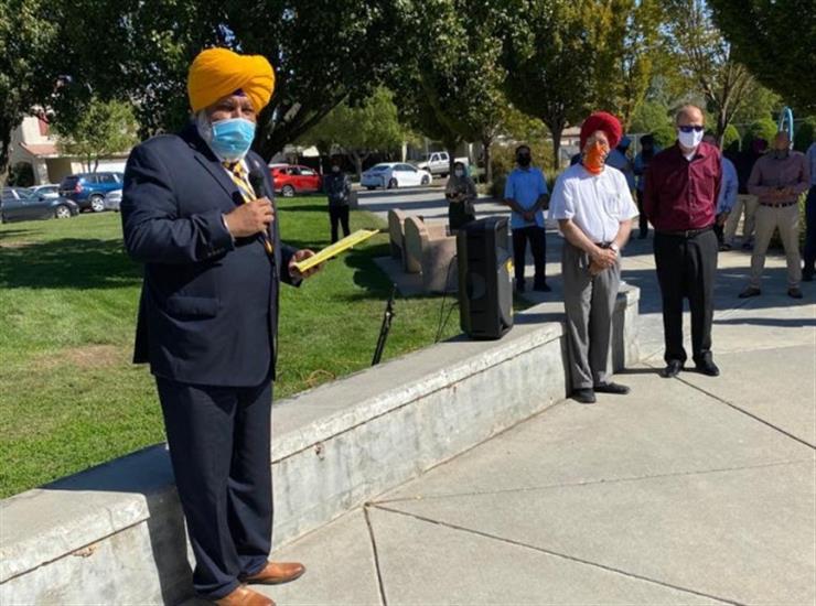 Harpreet Singh Sandhu, Executive Director of American Sikh Caucus Committee with the Mayor Of Tracy Robert Rickman (Right)