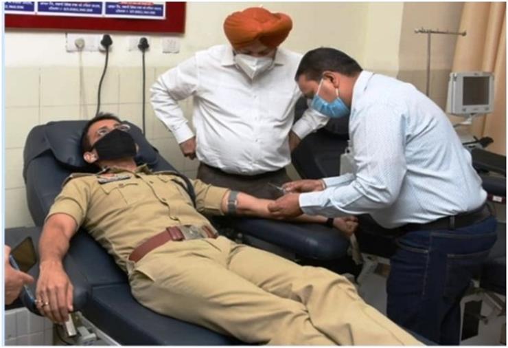 Vikramjeet Duggal SSP Patiala donating blood