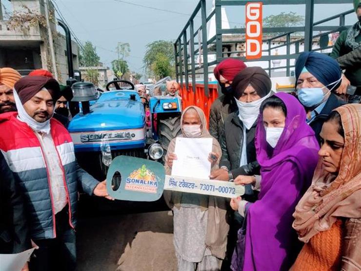Lok Sabha Member Mrs. Preneet Kaur hands over the keys of a new Sonalika tractor to the deceased farmer Labh Singh's wife at village Sapheda. 