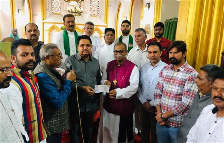 Deputy Chief Minister O.P. Soni presenting a cheque of Rs 2.50 lakh to a church at Rialto Chowk