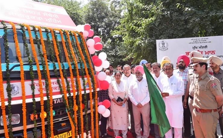 Dr. Vijay Singla while flagging off the vans for health awareness.