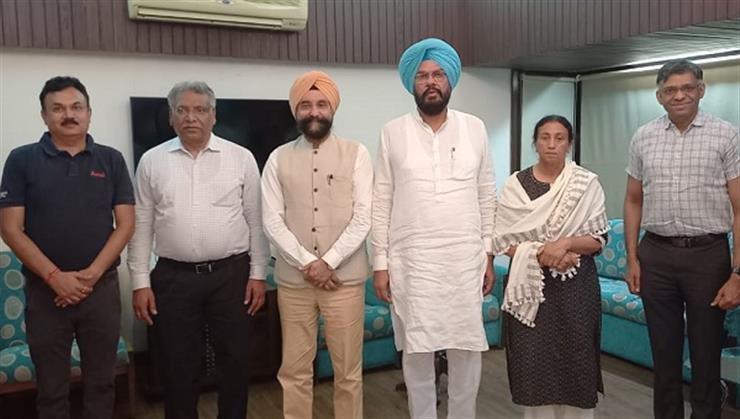 Punjab Dairy development minister visits Amul plants in Gujarat
