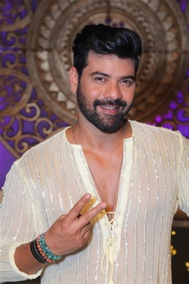  200 करोड़ी फिल्म के लिए ऋतिक रोशन ने वसूली तगड़ी फीस, कियारा और Jr NTR को मिली इतनी रकम
