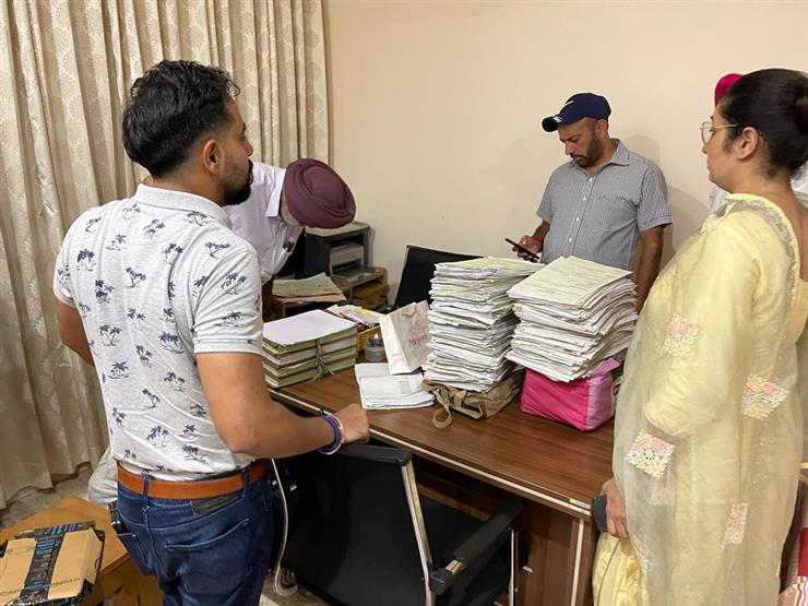 Vigilance conducts surprise checking at seven RTA offices to probe 