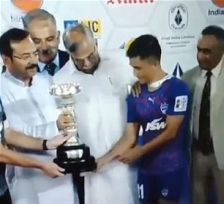 Irmãos do esporte, fãs criticam governador do WB por ‘afastar’ Sunil Chhetri para posar com troféu