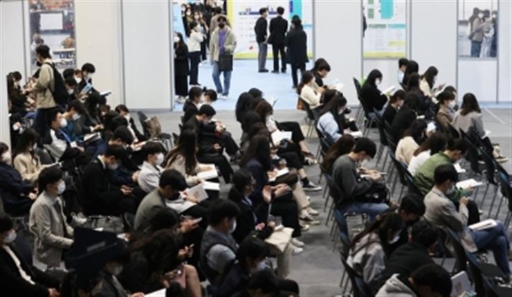 한국은 9월에 707,000개 고용을 추가했으며 23년간 최대