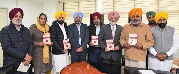 ਪੰਜਾਬ ਦੇ ਵਿੱਤ ਮੰਤਰੀ ਹਰਪਾਲ ਸਿੰਘ ਜੀ ਦੁਆਰਾ ਡਾ. ਗਿੱਲ ਦੀ ਪੁਸਤਕ The Punjab that was Not ਲੋਕ ਅਰਪਣ ਕੀਤਾ ਗਿਆ ਹੈ।