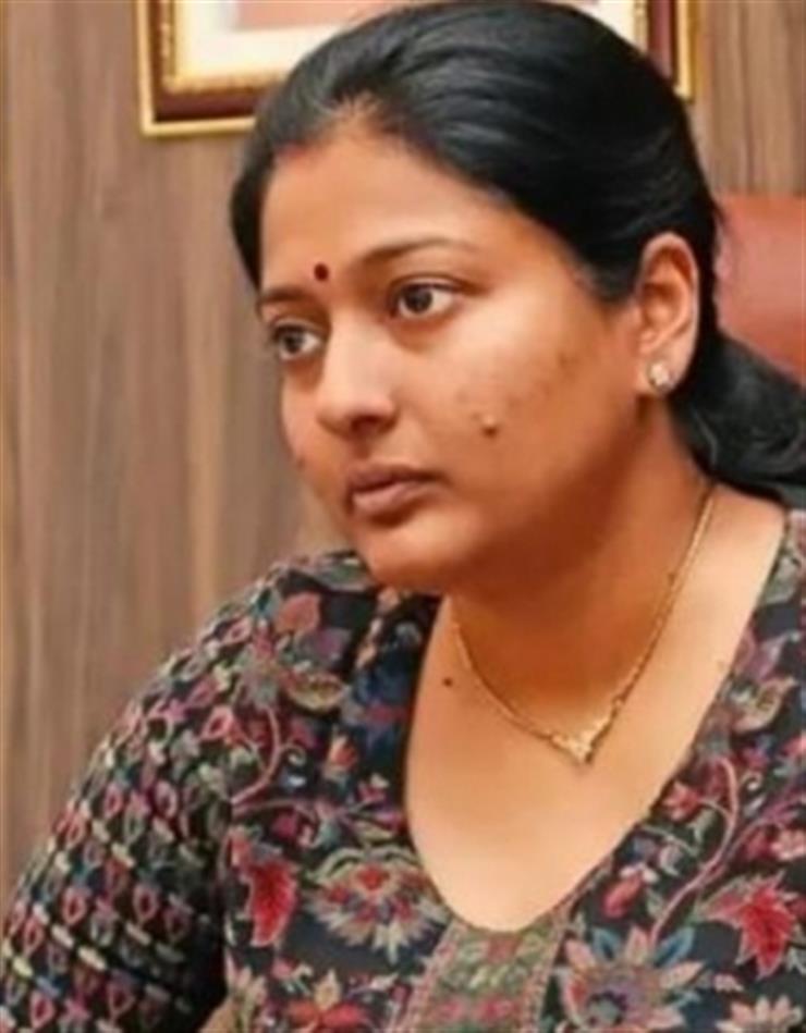 Suspended Tn Bjp Leader Gayathri Raghuram Resigns From Party