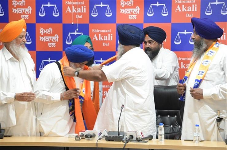 Two SGPC members who supported the candidature of Bibi Jagir Kaur join SAD
