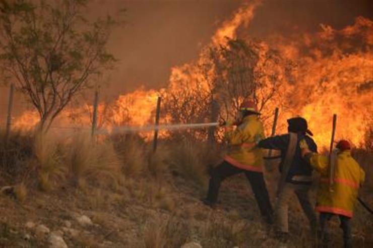 Due persone sono state uccise e centinaia sono state evacuate a causa degli incendi boschivi in ​​Sicilia, in Italia