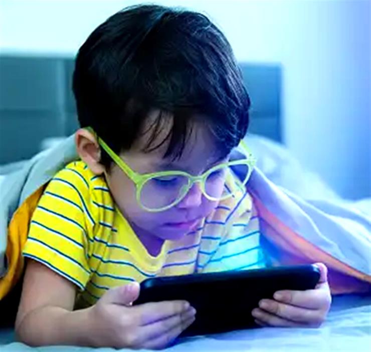 Blue light from smartphones, tablets linked to early puberty in males