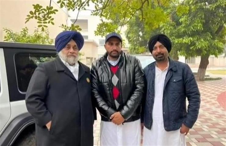Kala Dhanaula (centre) ) with SAD lpresident Sukhbir Badal 