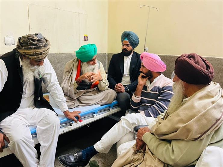 PPCC president meets farmer leader Jagjit Singh Dallewal in Rajindra Hospital Patiala