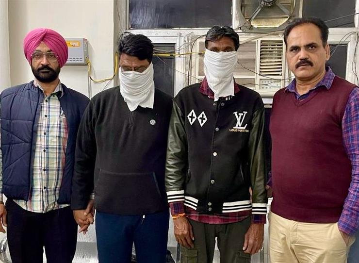 Punjab VB caught red handed Medical officer Bathinda and aide for accepting Rs.5000 bribe