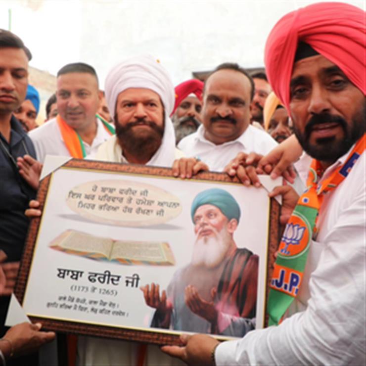 Amid heat and dust of campaigning, BJP’s Hans turns to Sufi music to strike a chord with Faridkot's miffed farmers