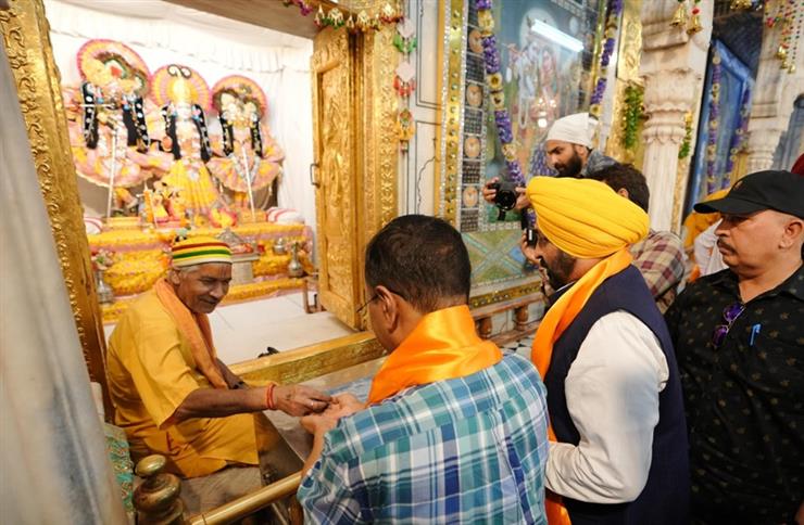 Arvind Kejriwal and Bhagwant Mann paid obeisance at Sri Durgiana Temple, prayed for the well-being of the people