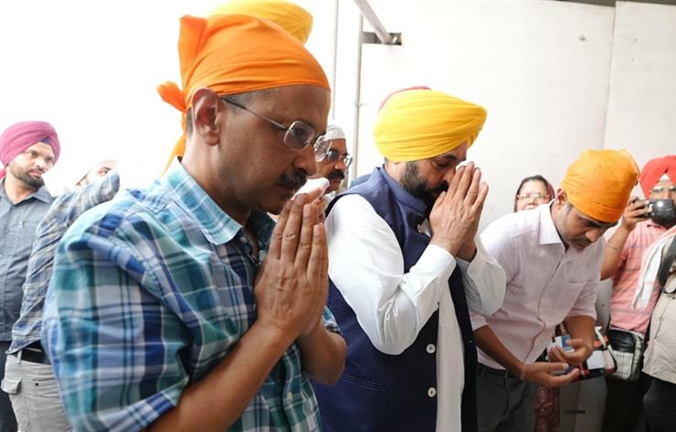 Arvind Kejriwal and Bhagwant Mann paid obeisance at Sri Harimandir Sahib, prayed for the well-being of all