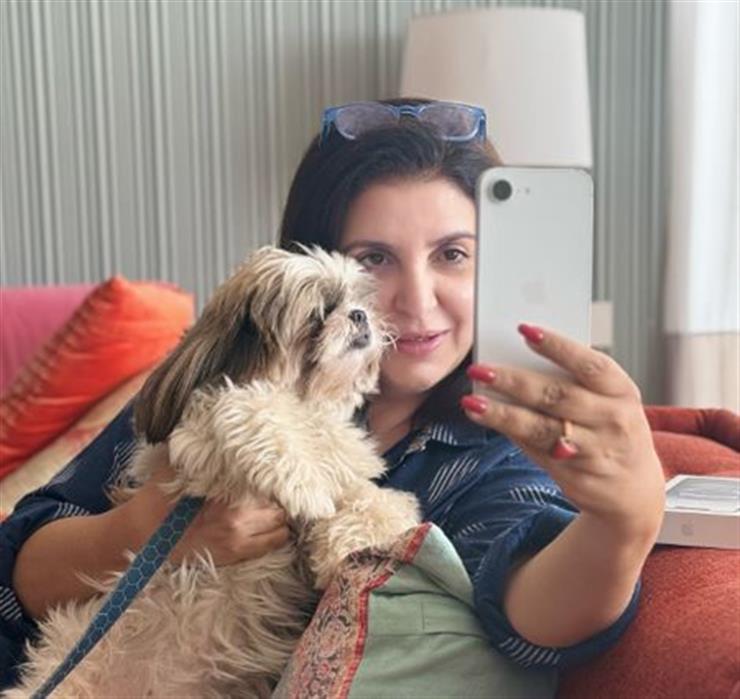 Farah Khan gets clicked with the 'only child who poses with her'