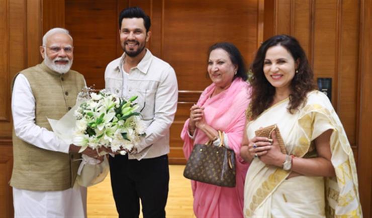 Randeep Hooda calls meeting Prime Minister Modi with his mother a great ‘honour and privilege’