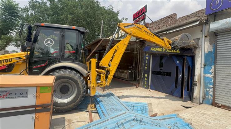 Yudh Nashian Virudh: Jalandhar rural police demolish illegal construction of drug peddler and gangster