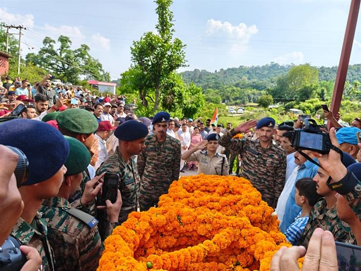 SSP Kangra Shalini Agnihotri paying tribute to the martyr