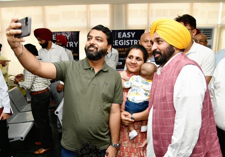 CM Mann poses for selgie with a beneficiary in Mohali Registrar's office