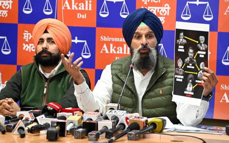 Bikram Majithja supports AAP Mahila Wing Presidents revolt against her party.