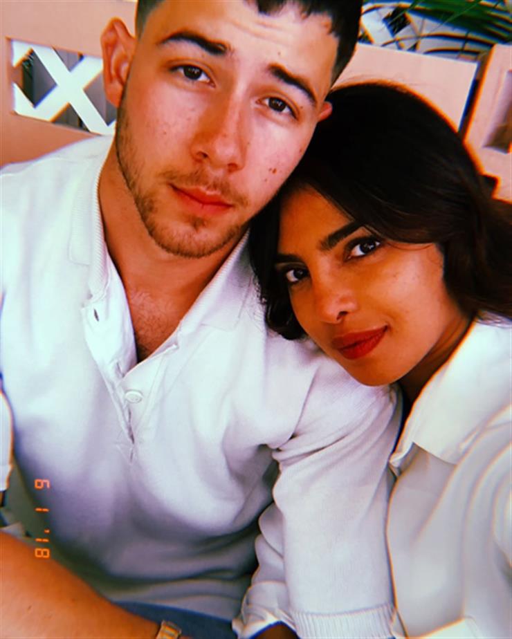Priyanka Chopra’s tangled hair gets the sweetest fix from Nick Jonas