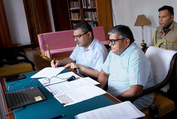Punjab Governor Holds Meeting with Vice Chancellors to Mobilize Youth for 'Viksit Bharat Yuva Connect Program'