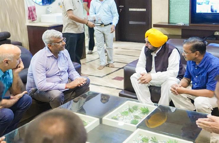 Bhagwant Mann and Arvind Kejriwal Share Grief with Family of Late Sanjay Verma