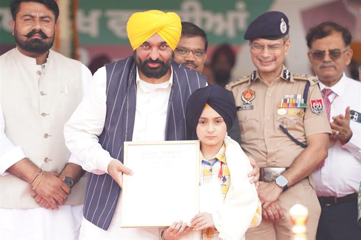 Punjab CM felicitates 26 eminent personalities with state award
