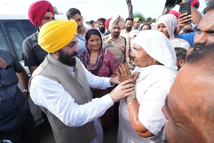 Punjab CM visits flood affected areas of Ferozepur, seeks revision in compensation of loss due to natural disaster