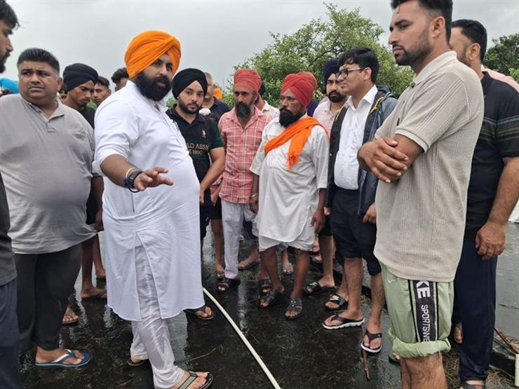Harjot Bains braves rains to reach out people in distress