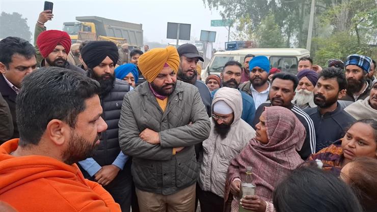 MP Gurjeet Singh Aujla meets people blocking highway in Jaintipur, serious allegations of misbehavior against private electricity workers