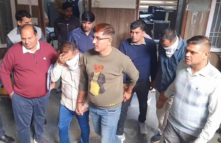 3 employees including Deputy Superintendent of Public Health department caught taking bribe.