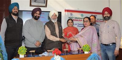 Workshop on vermi composting and its benefits was conducted in Khalsa College.