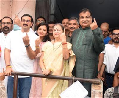 Nitin Gadkari and kin vote in Nagpur, says BJP will cross 400 LS seats
