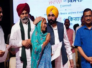 Punjab CM Bhangwant Mann consoles widow of a farmer who laid his life during farmer agitation at a function to honour the victim families in Chandigarh