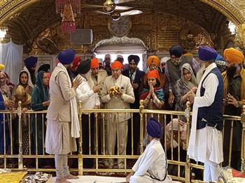  Governor Punjab Banwari Lal Purohit paid obeisance at Sachkhand Sri Harmandir sahib on Nov 25, 2023