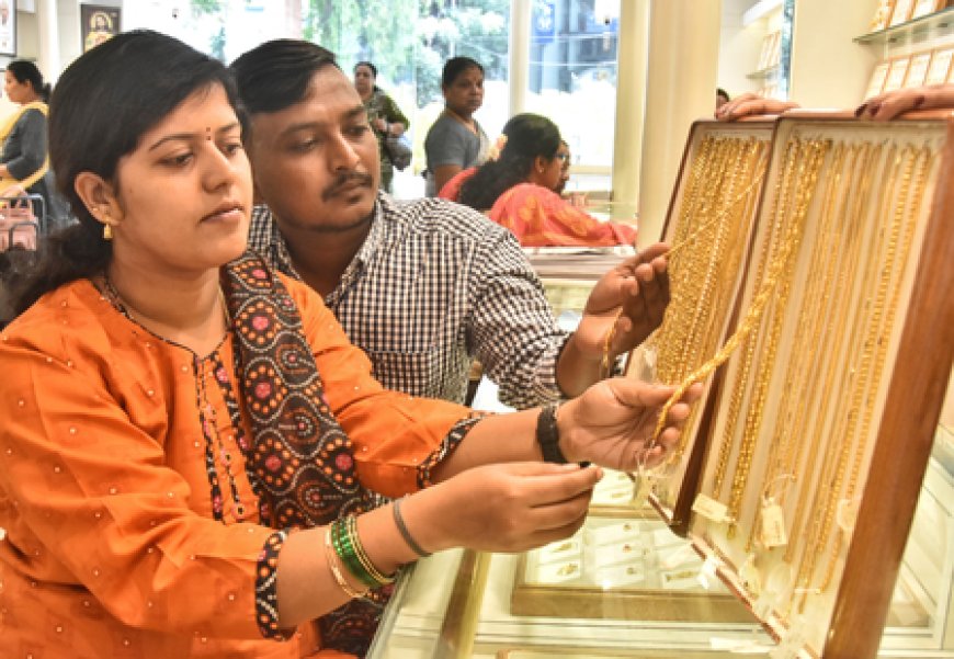 Gold, silver decline up to 1 pc amid geopolitical uncertainty