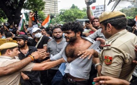 Hundreds of CJP protestors and over 118 police personnel injured during cane charge on CJP members by Delhi protest