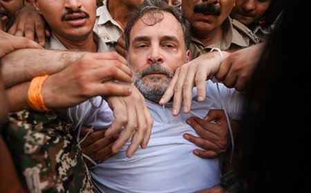 Rahul Gandhi detained, Priyanka and Akhilesh Yadav removed from protest site