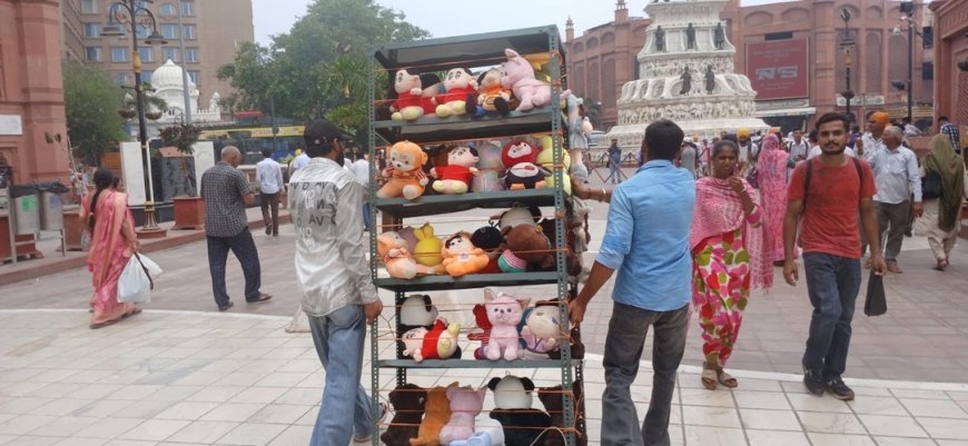 Amritsar Municipal Corporation Removes Illegal Stalls and Benches from Heritage Street; Goods Seized