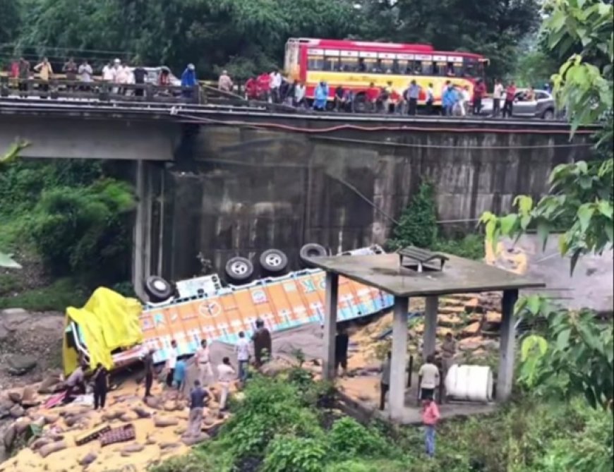 Two Dead After 16-Wheeler Falls into Gorge in Kangra; Driver Absconds