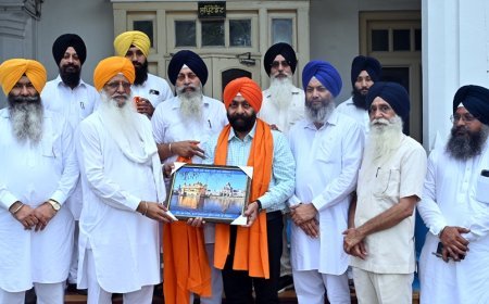 Uttar Pradesh Minority Commission Member Parminder Singh  paid obeisance at Sachkhand  Sri Harmandir Sahib