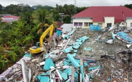 7.7-magnitude quake strikes off Indonesia, tsunami warning issued